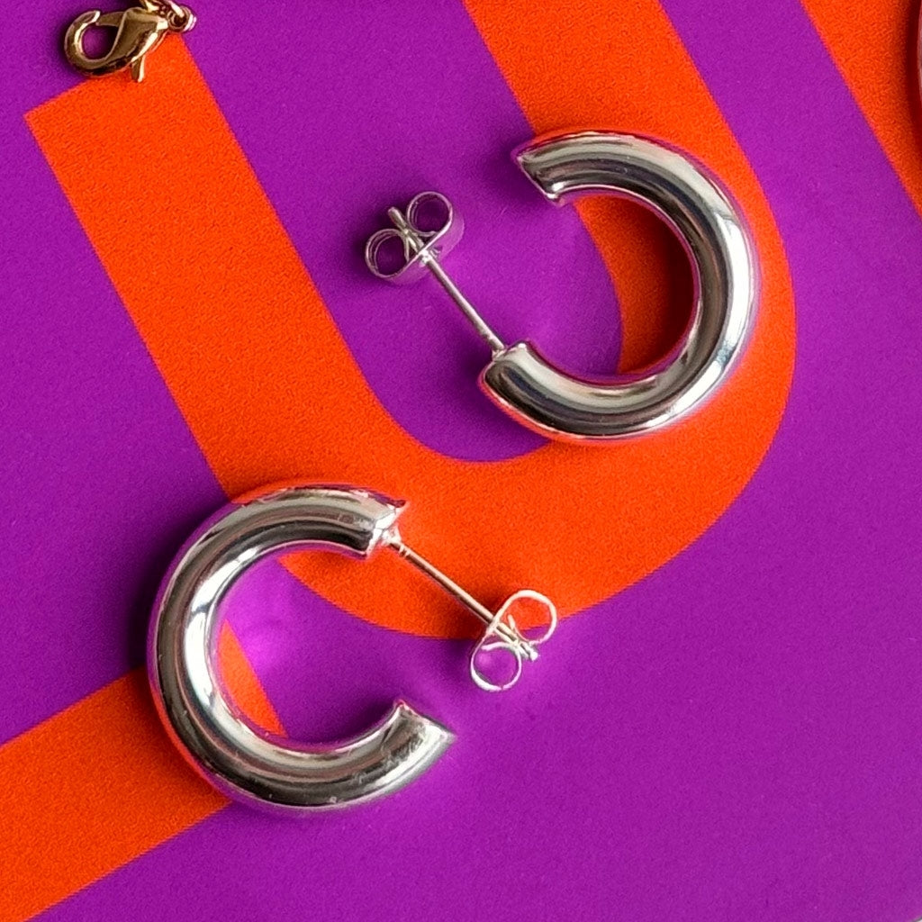 LULU Copenhagen Non Hoops Chunky Small pair shiny Hoops Silver Plated