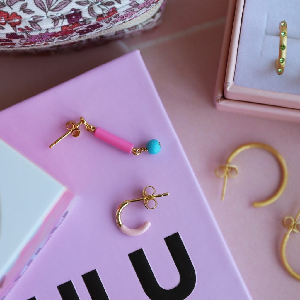 LULU Copenhagen Color Hoop Half Dip 1 pcs gold plated Hoops Light Pink