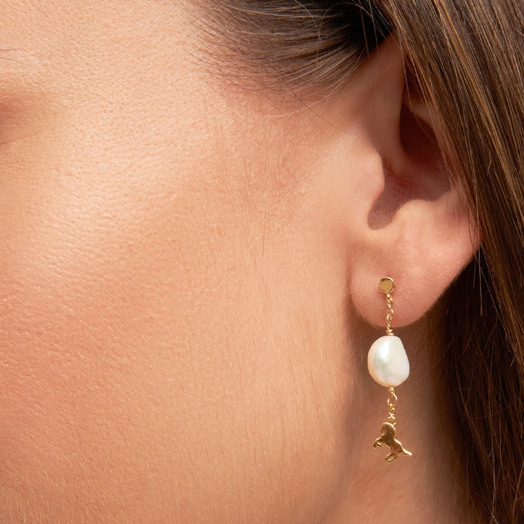 LULU Copenhagen Wild Horse Pearl earring 1 pcs gold plated Ear stud, 1 pcs Gold plated