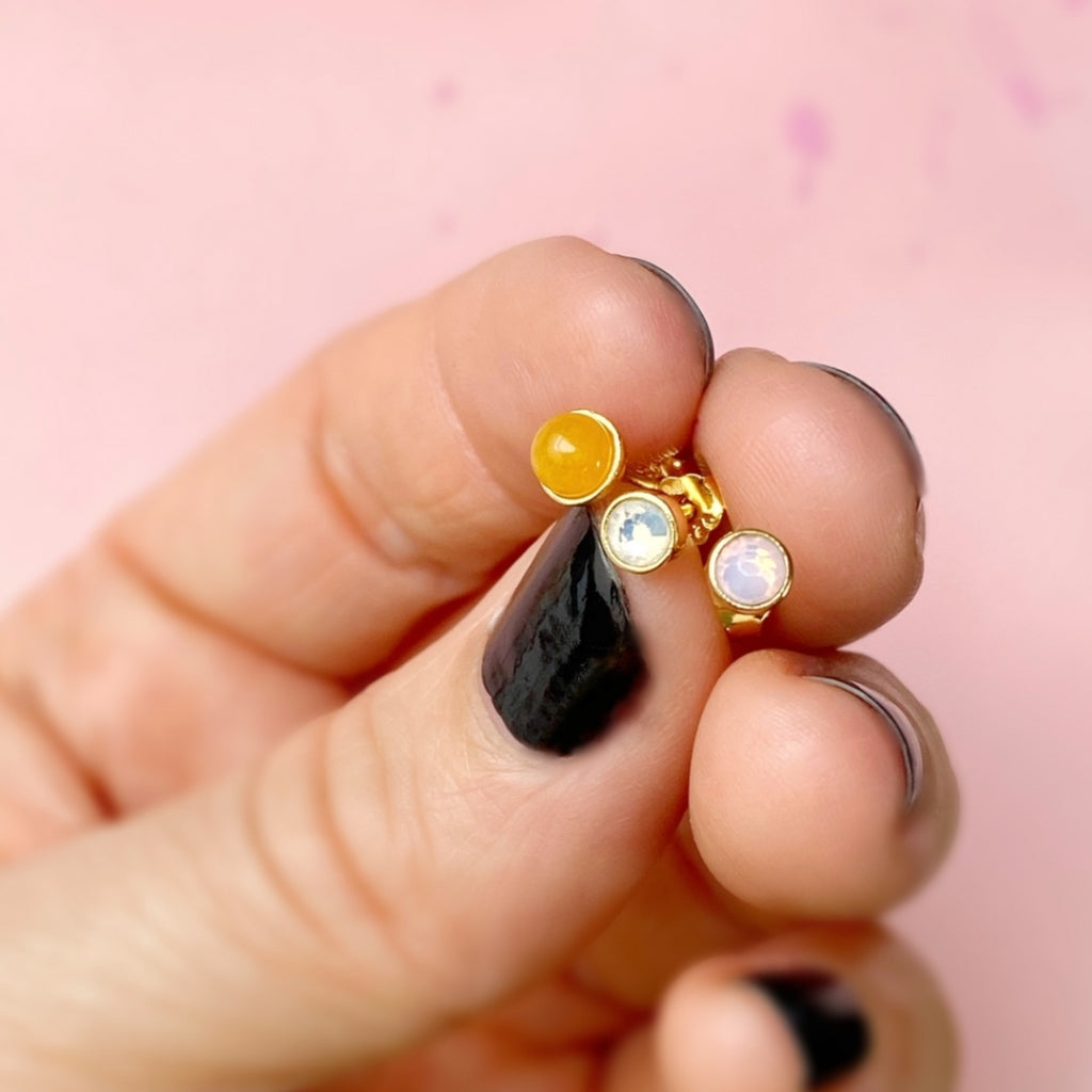 LULU Copenhagen Bling earring 1 pcs gold plated Ear stud, 1 pcs White Opal